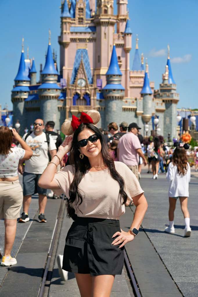 Luana Noritake em frente ao Castelo da Cinderela no Magic Kingdom