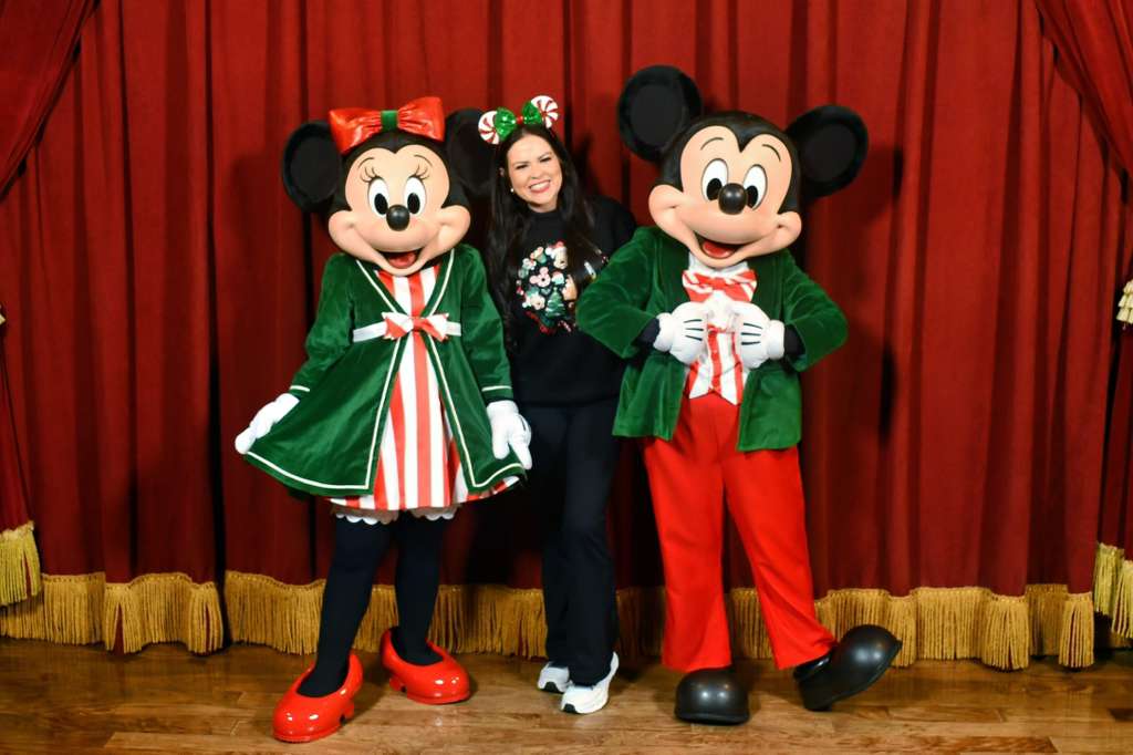 Luana Noritake com Mickey e Minnie Mouse no Walt Disney World